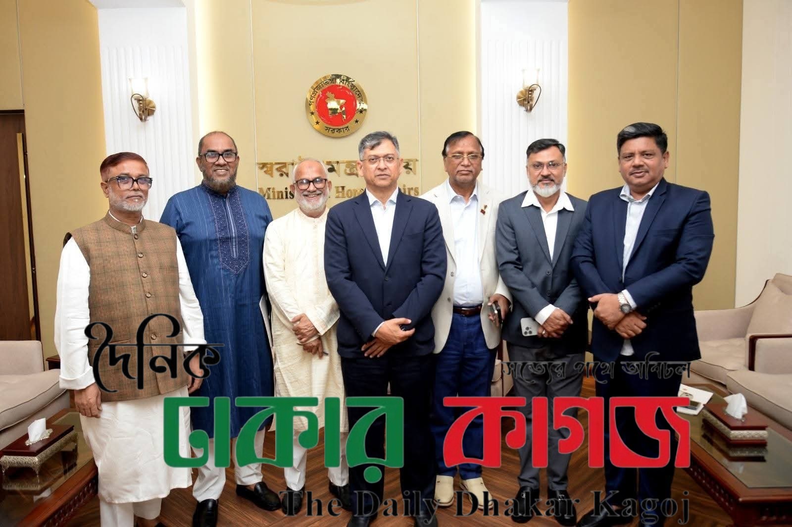 স্বরাষ্ট্রমন্ত্রী সালাহউদ্দিন আহমদ এর সঙ্গে নবনিযুক্ত ছয় সিটি প্রশাসকের সৌজন্য সাক্ষাৎ করেন
