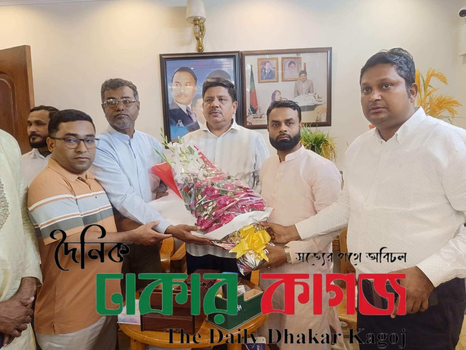 গাসিকের নবনিযুক্ত প্রশাসককে ফুল দিয়ে শুভেচ্ছা জানালেন